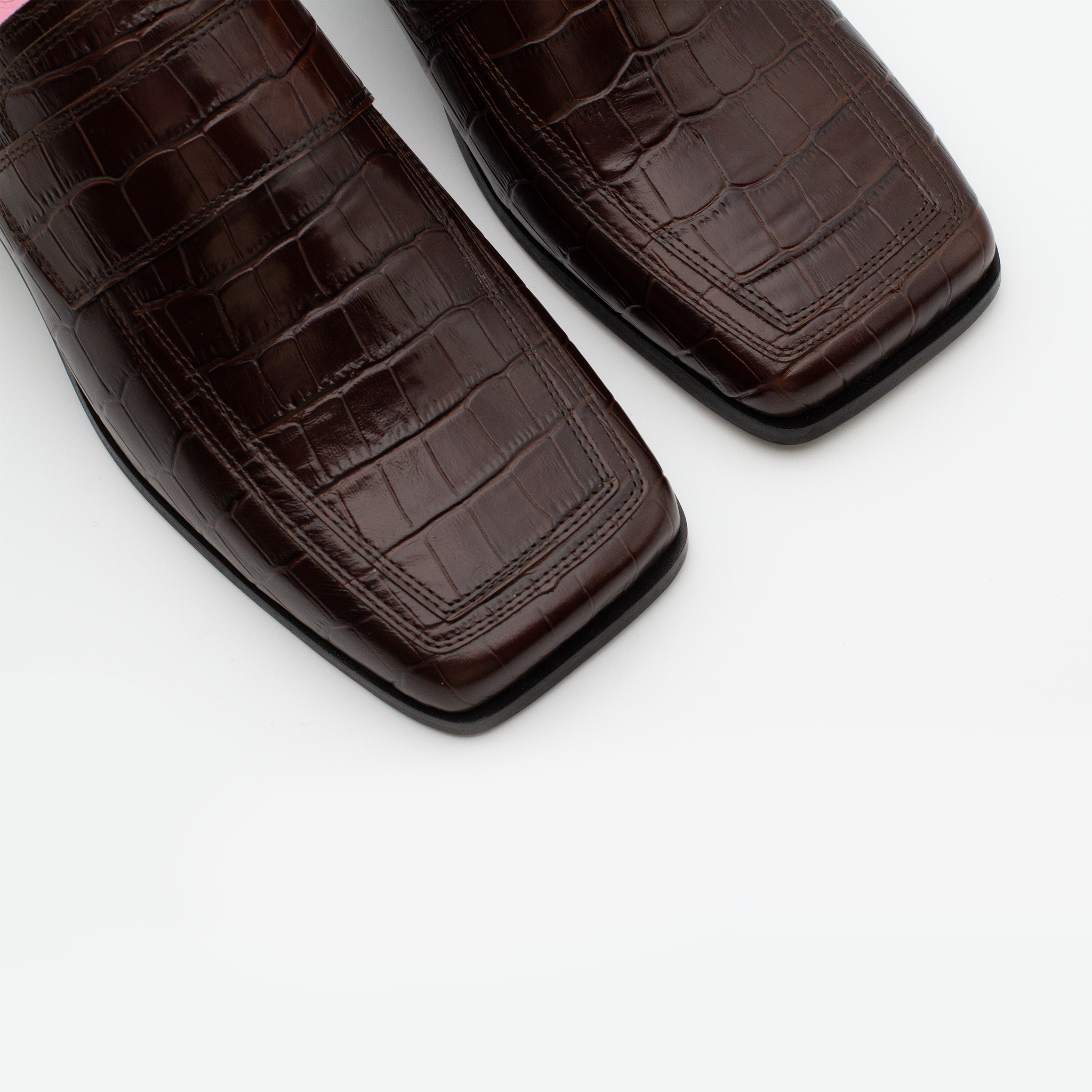 SCOTTI brown leather loafers with a crocodile texture, showing a defined square toe shape, are placed on a white background.